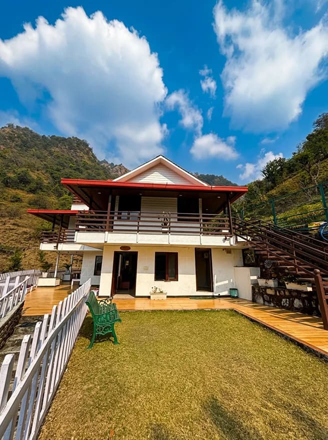 Exterior view of the Maldevta homestay at dusk